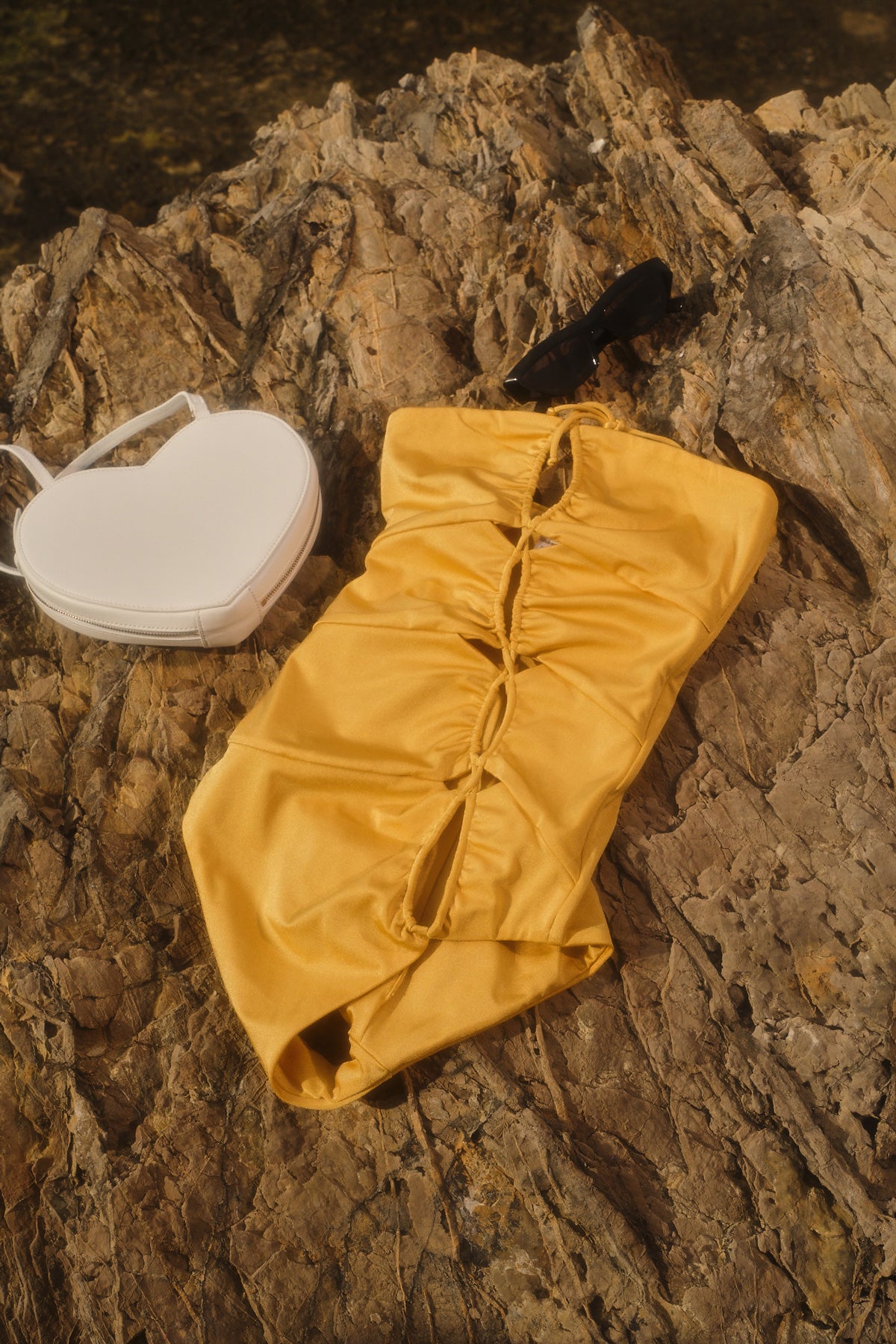 CUT-OUT ONE PIECE GOLDEN SAND